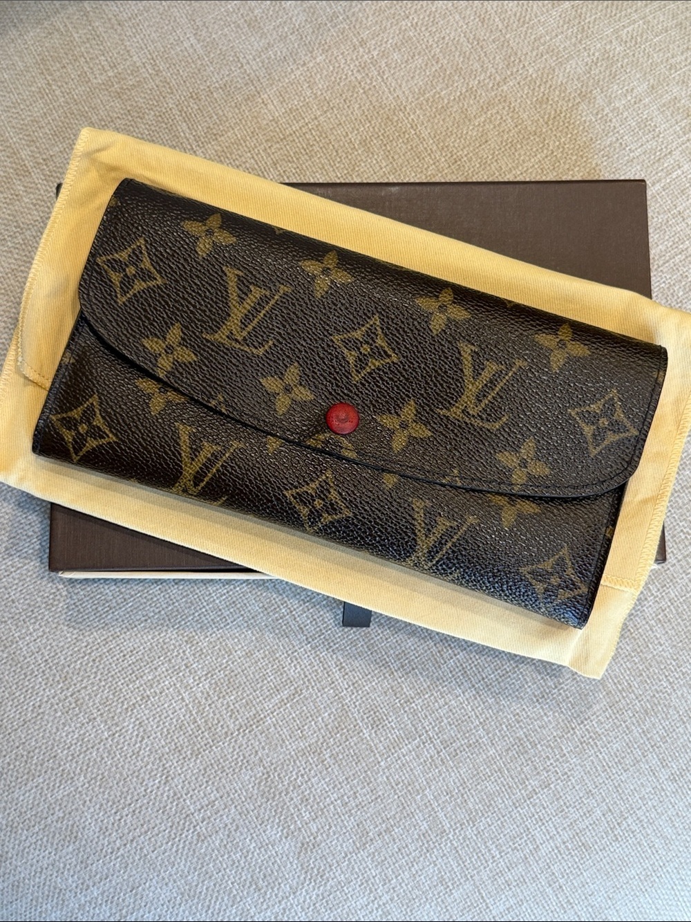 LOUIS VUITTON Portefeuille EMILIE WALLET MONOGRAM CANVAS ROUGE RED Box Dust Bag